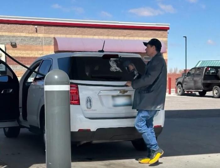 女子假裝打電話,偷偷拍下疑犯樣貎、疑犯的座駕等照片給予警方。(X)