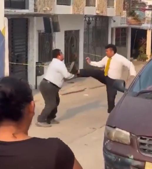 兩人初而口角繼而動武,其中一人先出腳攻擊,但被對方出手化解。(X)