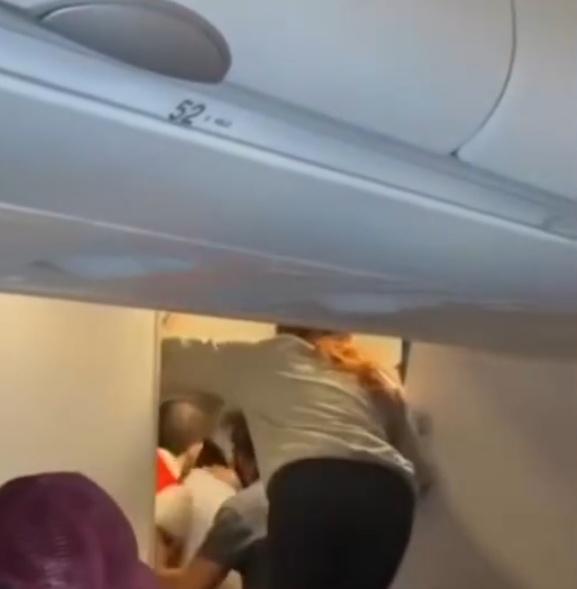 機組人員事後將男子雙手反綁、安置在機艙後側。(X)