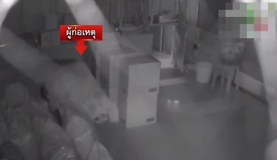 絕望之下,他終於放棄逃走,索性席地而睡。(YouTube)