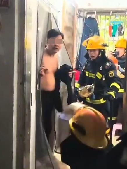 詎料房門突然打開,一名半裸男子步出。(微博)