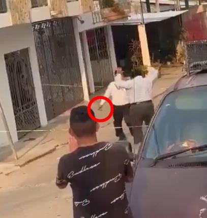 一人掏出小刀施襲,對方急忙逃開。(X)