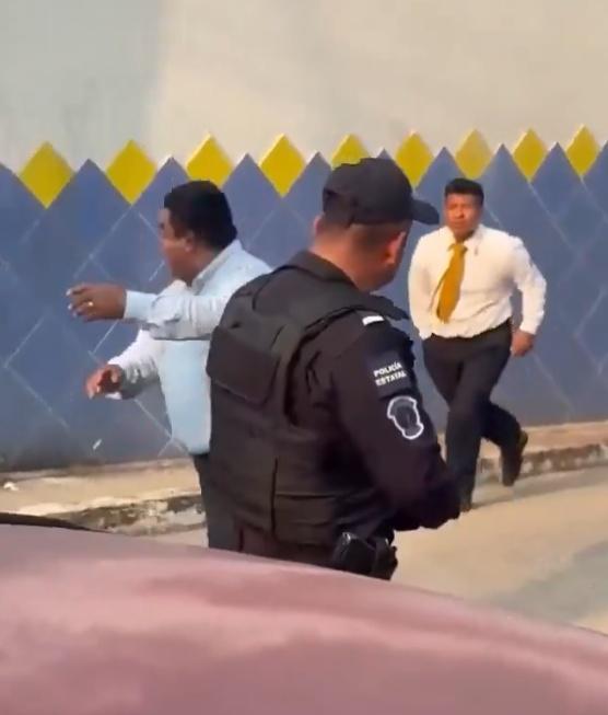 持刀男見狀開始追趕,又用刀刺向對方身體。(X)