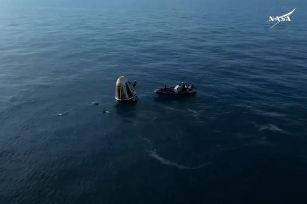 大約5、6隻海豚,似乎對太空艙感到好奇,像是在歡迎太空人返回地球。(網上圖片)