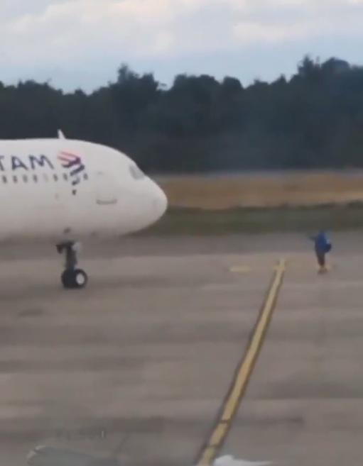 男子向飛機揮手,似乎想引起機師的注意,希望能搭上這架飛機。(X)