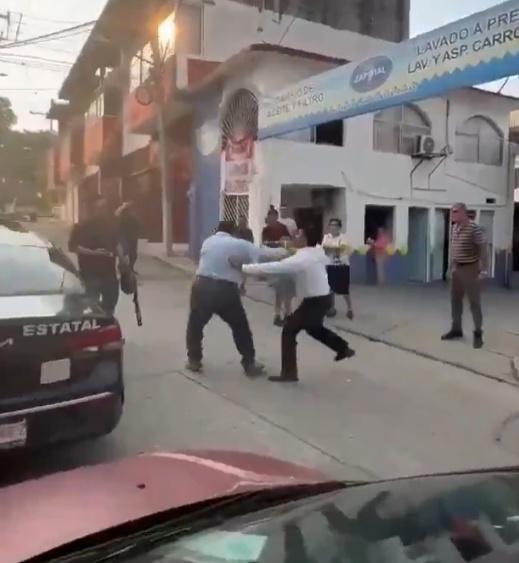 持刀男見狀開始追趕,又用刀刺向對方身體。(X)