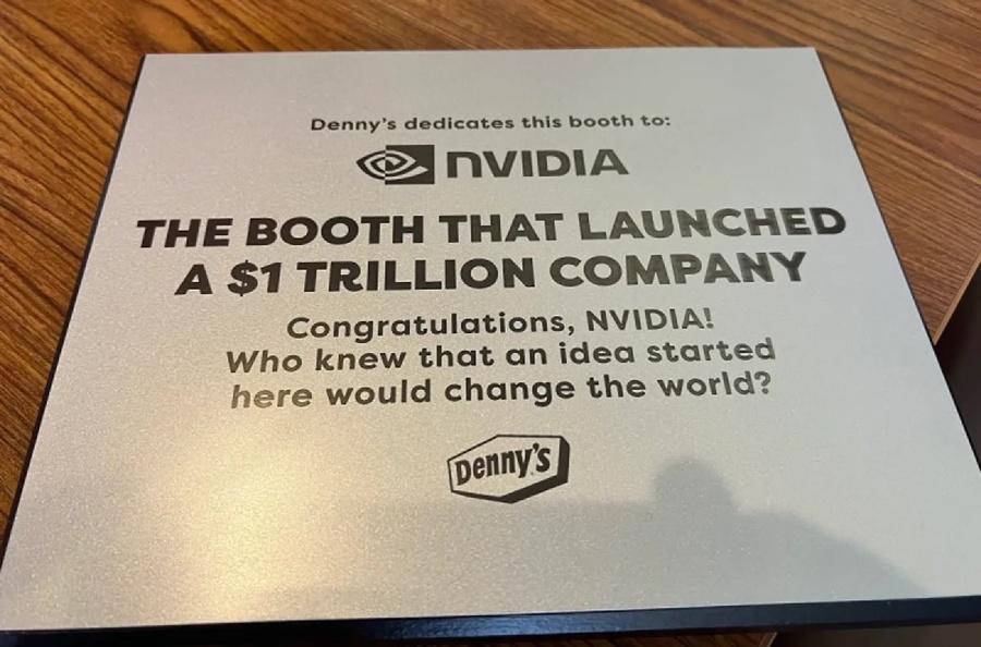 金屬銘牌上面寫有「催生出市值一兆美元公司的座位」(the booth that launched $1 trillion company)。(X)