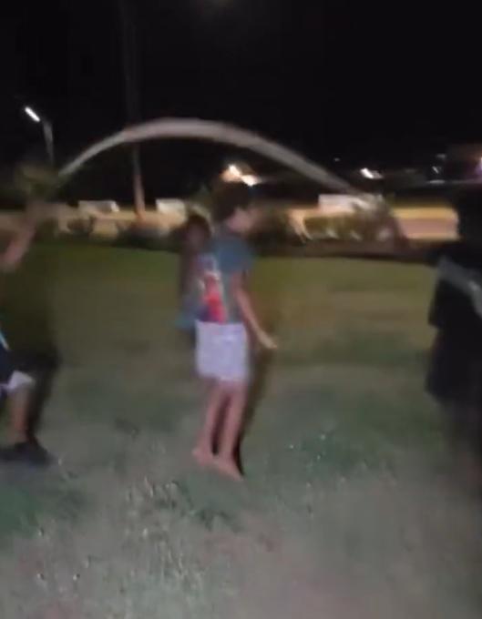 孩子們把「繩」放在草地上看之後,才發現這是條2.5米長的黑頭盾蟒。(X)