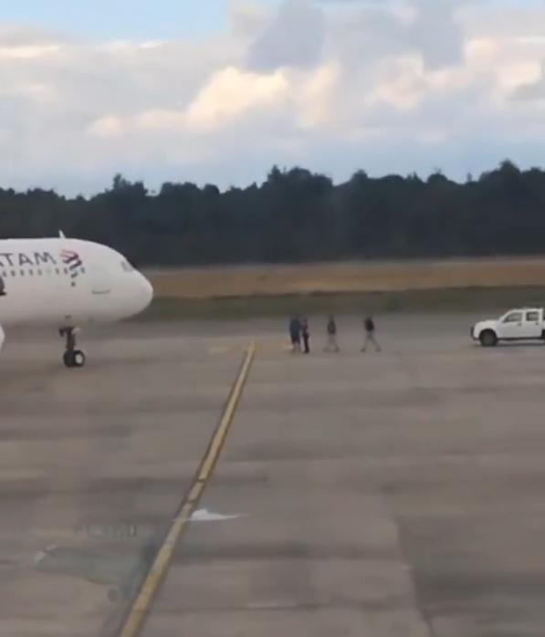 隨後保安人員趕抵現場,把男子帶離停機坪,隨後進行拘捕。(X)