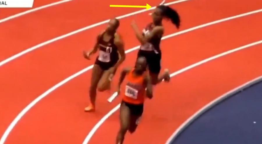 印第安那諾康姆(IC Norcom)高中女選手用接力棒直接扑向Kaelen Tucker頭部。(X)