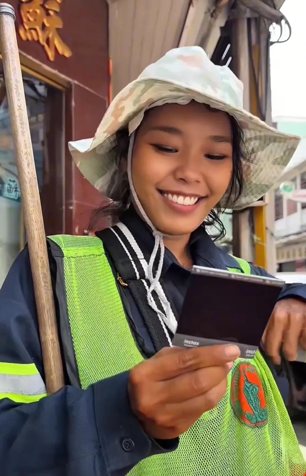 Rezchikov隨後用即影即有相片再為她拍一張照片,然後送給她,她開心地露出燦爛的微笑。(X)