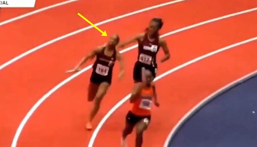 印第安那諾康姆(IC Norcom)高中女選手用接力棒直接扑向Kaelen Tucker頭部。(X)