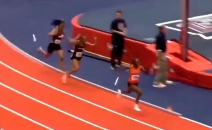 Tucker被打中後腦後跑了幾步,頓時丟下手中的棒子。(X)