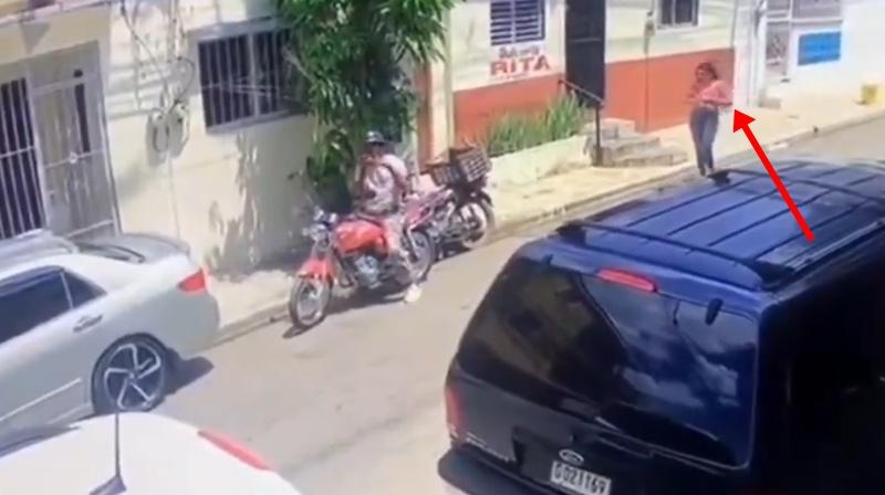 Quijada根本沒留意前男友就在前面。(X)