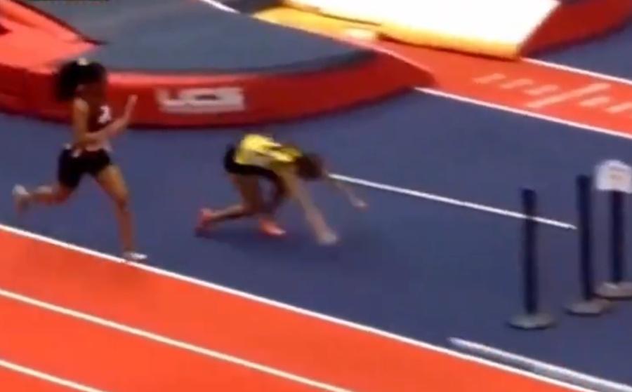 Tucker減速跑向左邊場外,當場抱頭趴在地上。(X)