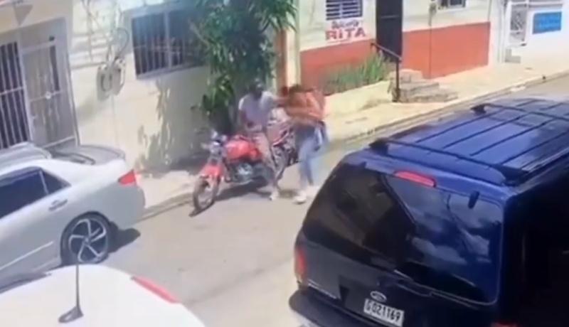 當Quijada經過前男友身旁時,Jiménez隨即將她摔在路旁。(X)