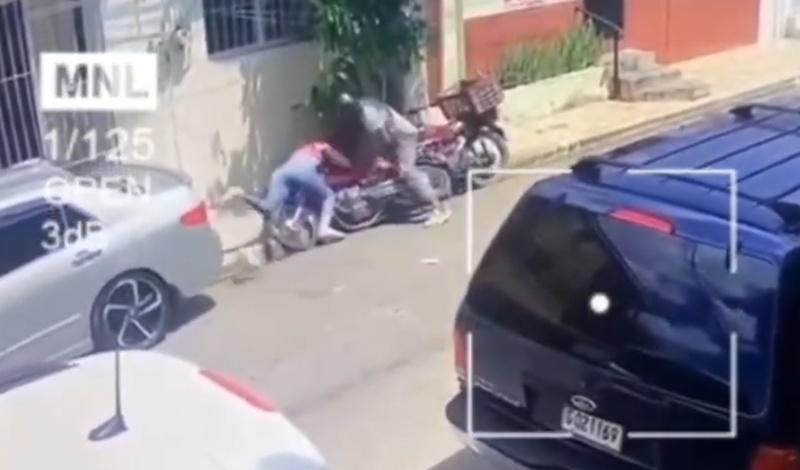 Jiménez用刀連續刺Quijada,行兇後便駕電單車逃離現場。(X)