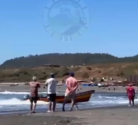 快艇剷上沙灘後停下。(IG)