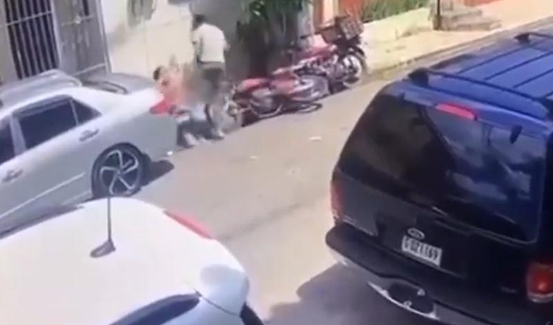 Jiménez用刀連續刺Quijada,行兇後便駕電單車逃離現場。(X)