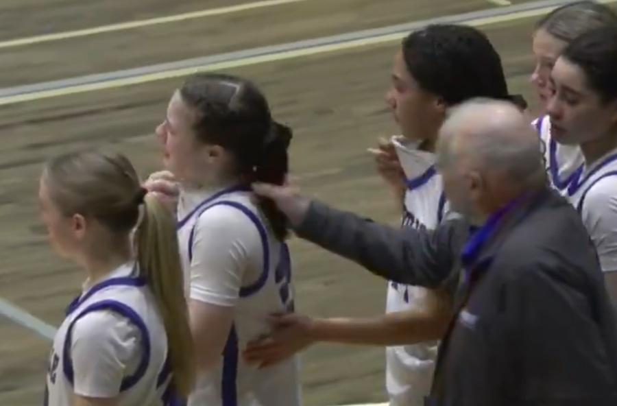 隊史得分紀錄保持Hailey Monroe因落敗站在場邊激動落淚。(X)