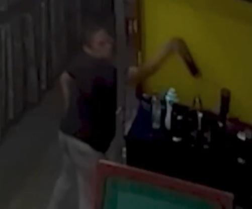 女子走到放水瓶的地方,並將某種化學物質倒入同事的保溫瓶內,接著便轉身離開。(X)