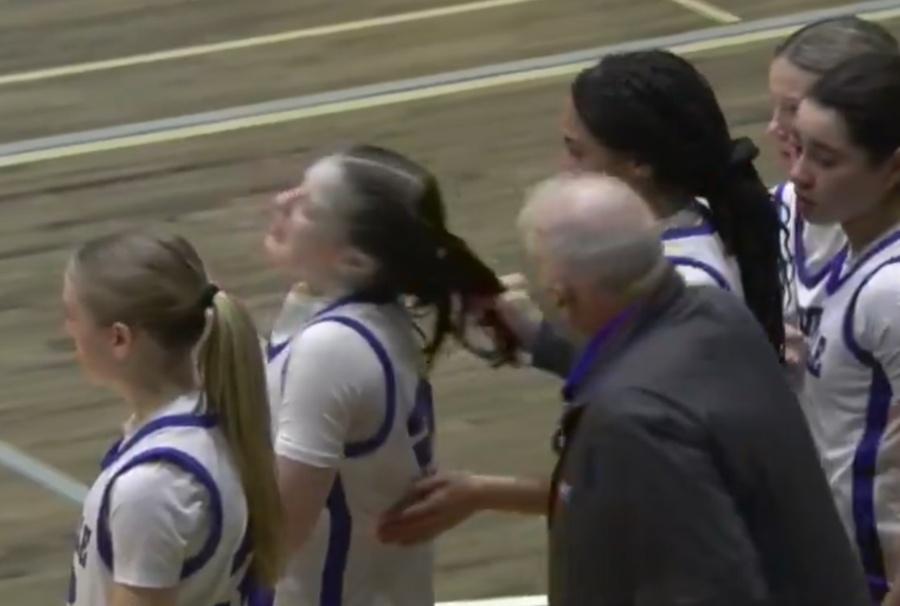 81歲資深教練Jim Zullo懷疑因輸波老羞成怒,突然上前一手扯了Hailey的馬尾。(X)