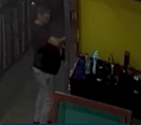 女子走到放水瓶的地方,並將某種化學物質倒入同事的保溫瓶內,接著便轉身離開。(X)