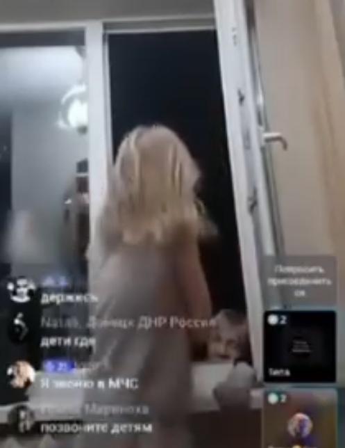 她的10歲女兒聞聲前來,嘗試將母親拉上來,可是力氣不夠。(IG)