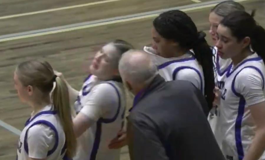 81歲資深教練Jim Zullo懷疑因輸波老羞成怒,突然上前一手扯了Hailey的馬尾。(X)