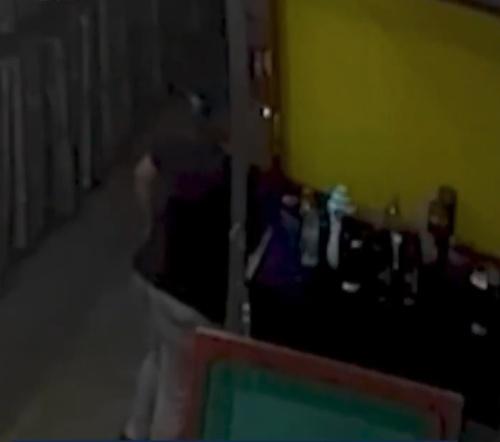 女子走到放水瓶的地方,並將某種化學物質倒入同事的保溫瓶內,接著便轉身離開。(X)