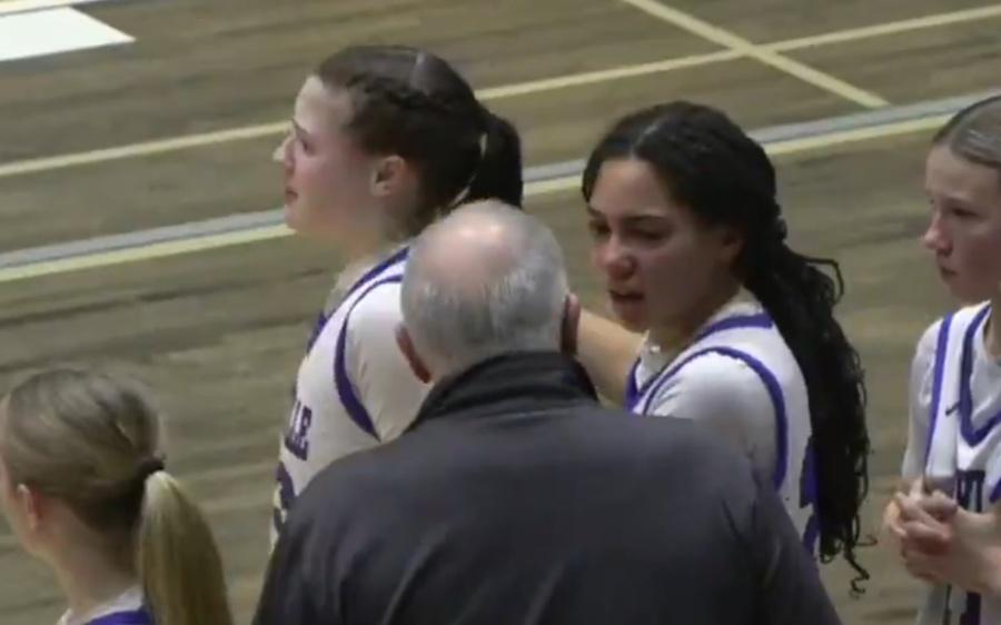 另一隊員Ahmya Tompkins立即介入,並與Jim發生言語衝突。(X)