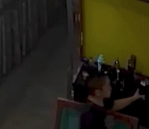 女子走到放水瓶的地方,並將某種化學物質倒入同事的保溫瓶內,接著便轉身離開。(X)