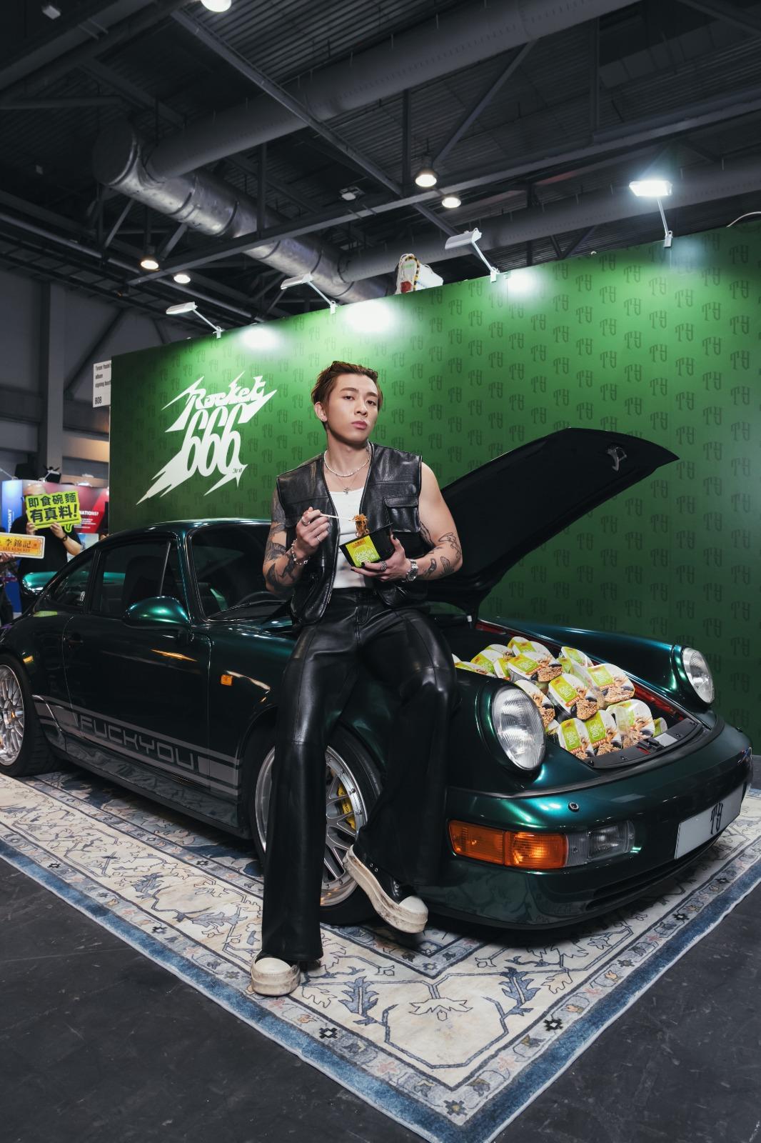 Tyson Yoshi一食愛上李錦記即食碗麵,買到擺滿愛駒行李箱。