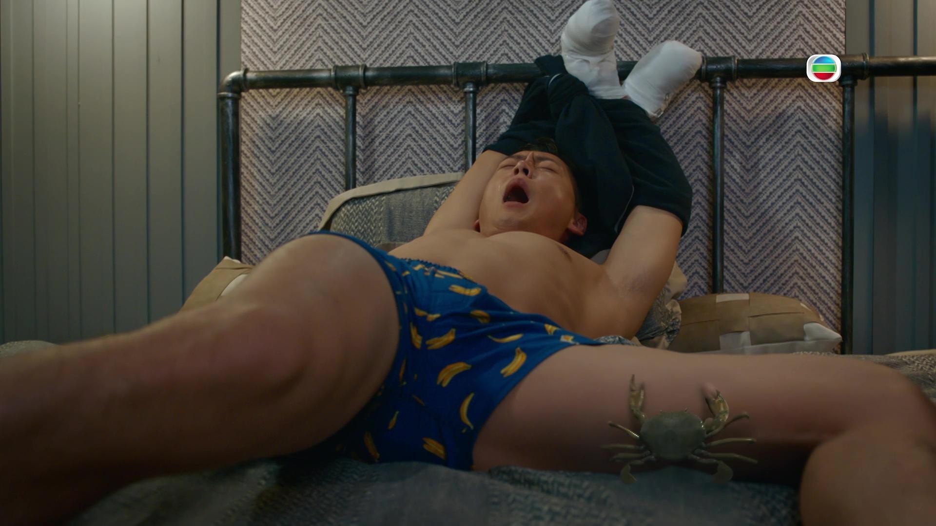 張振朗呢幕「蟹爬大髀」,場面惹笑。