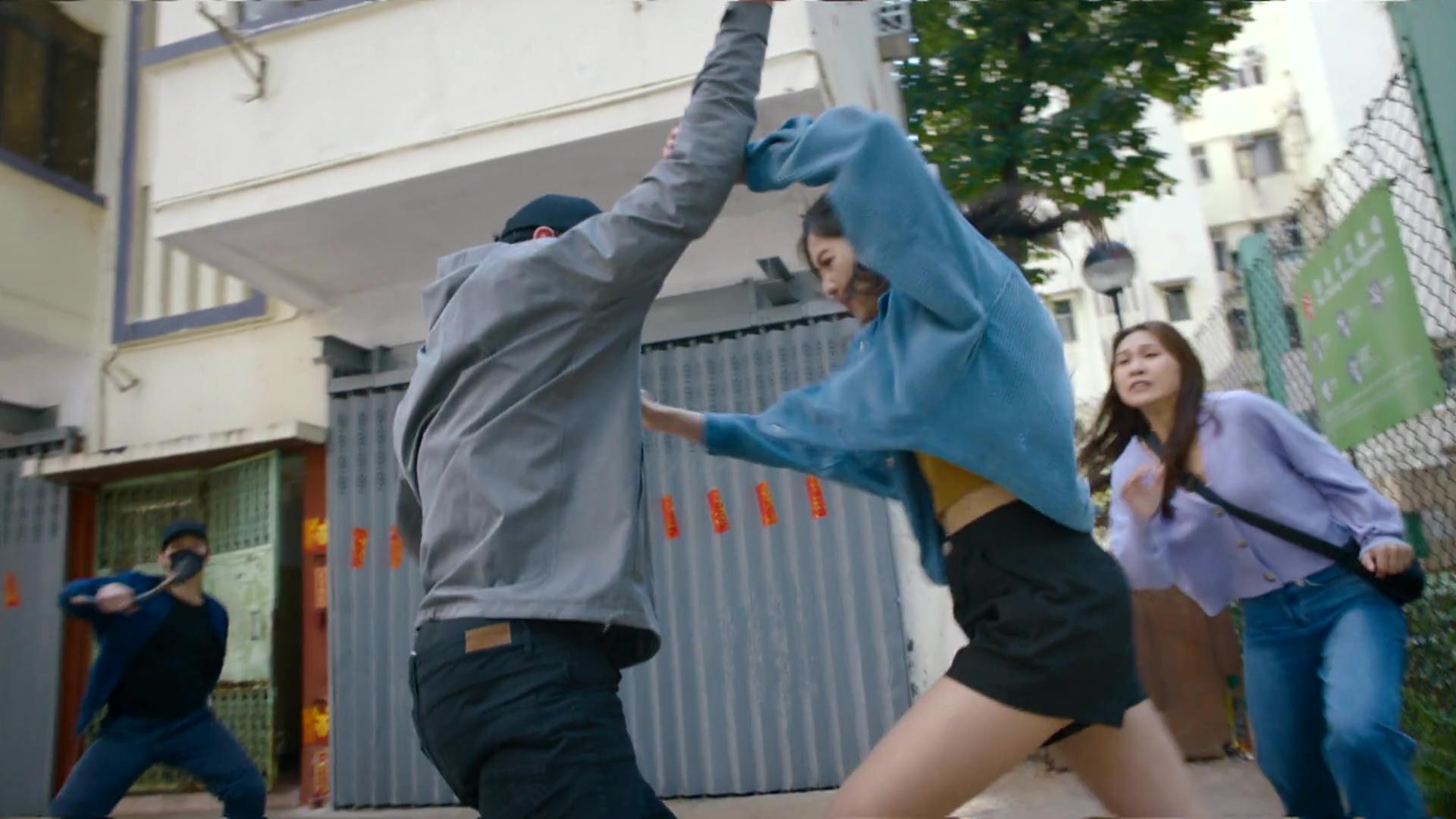 郭柏妍一臉認真上演動作場面!