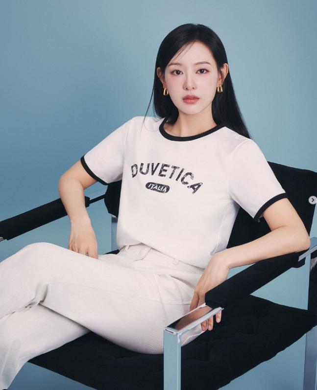 金智媛白色T恤和白色褲子搭配,展現乾淨俐落的時尚感。