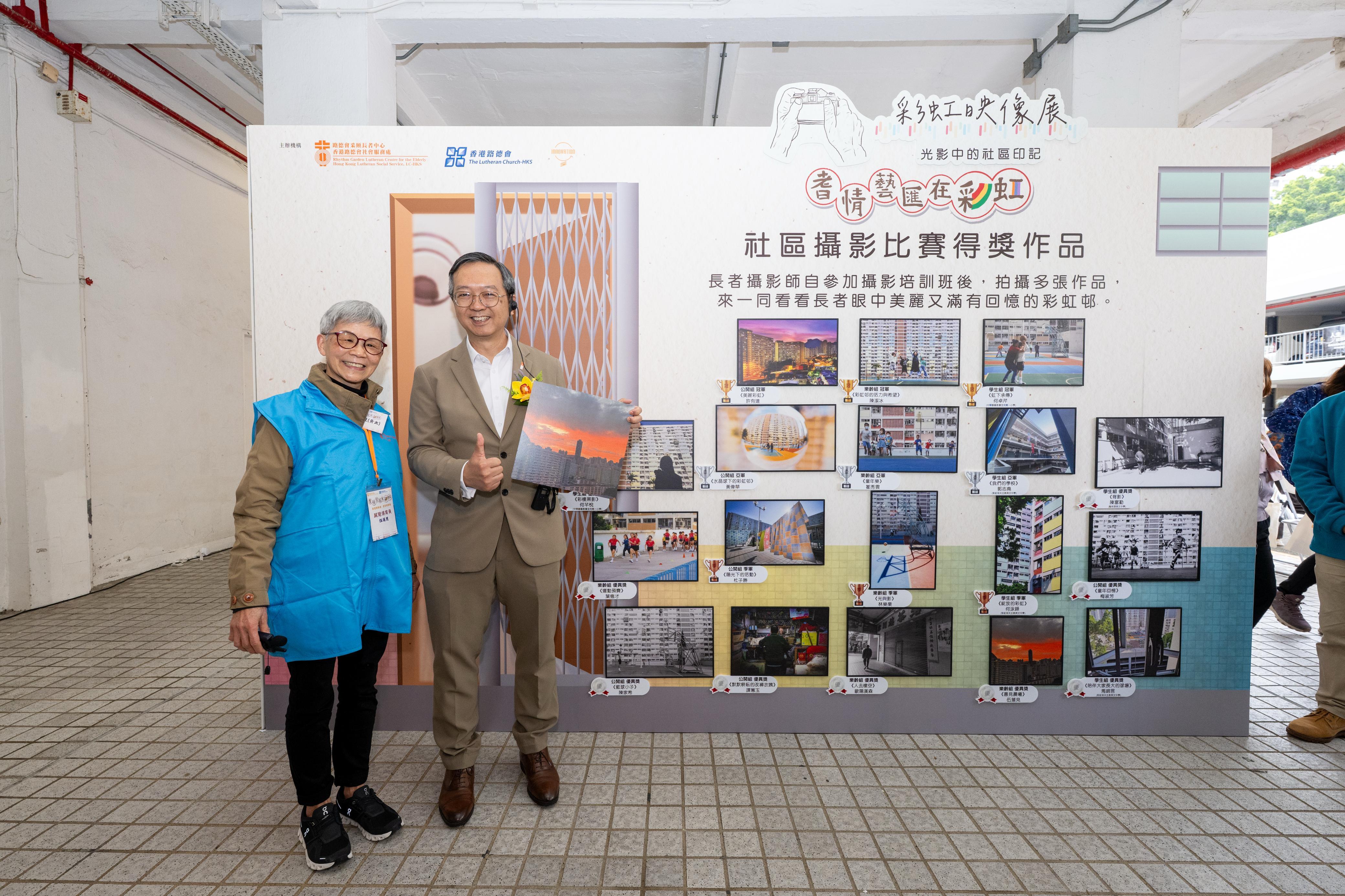 房屋局副局長戴尚誠(右)早前出席展覽開幕禮。(主辦機構提供)