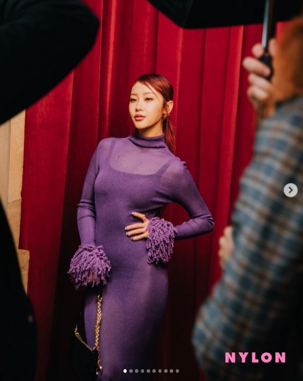 一身紫色透視連身裙的Heyoon,成為巴黎時裝周的時尚焦點。(圖片來源:@heyoon_jeong)