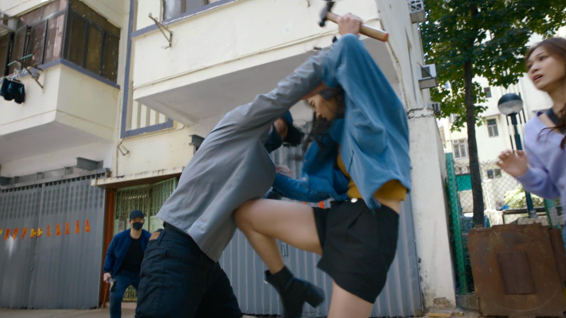 郭柏妍一臉認真上演動作場面!