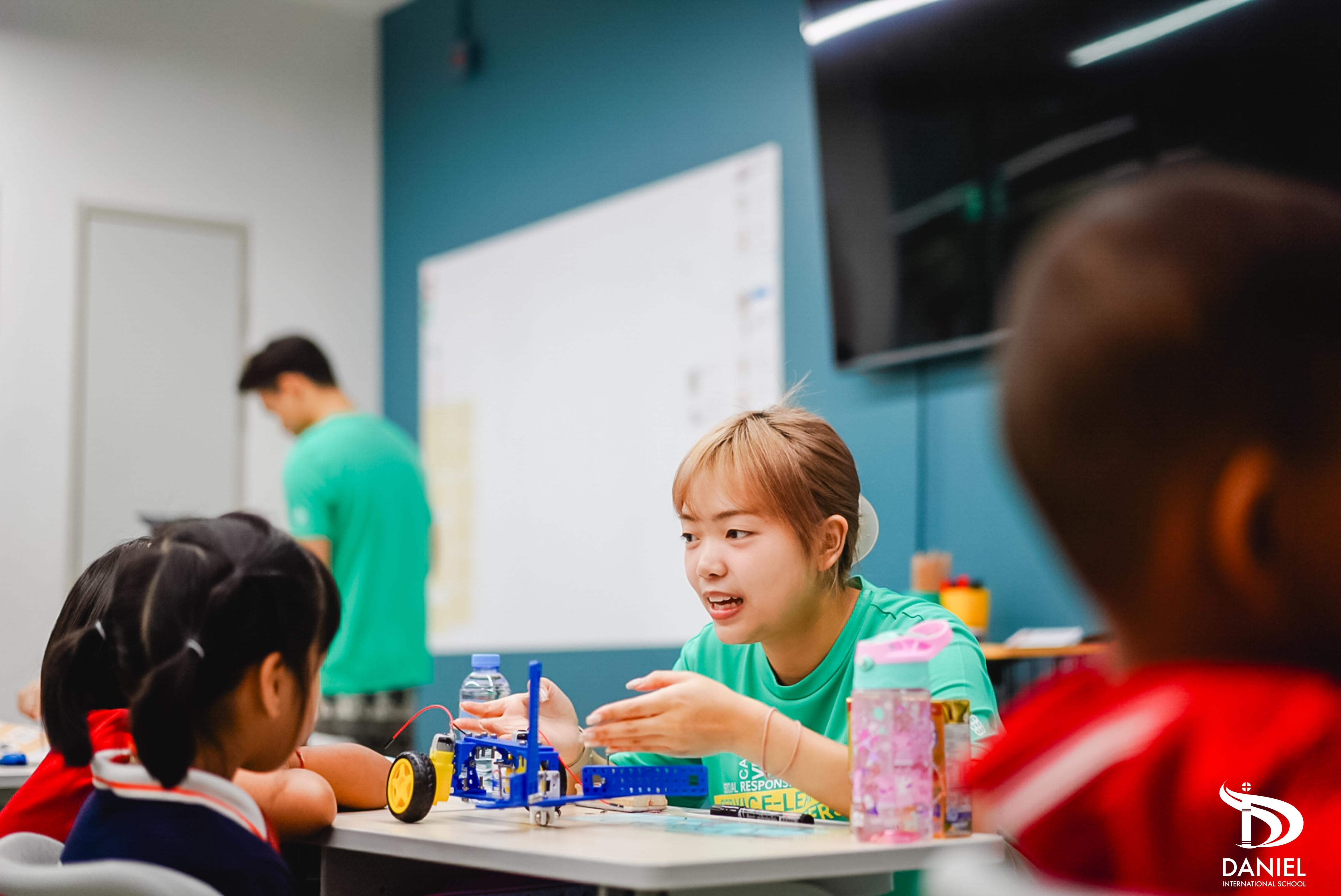 理大一眾師生前往泰南,為當地平民學生舉辦機械車工作坊。
