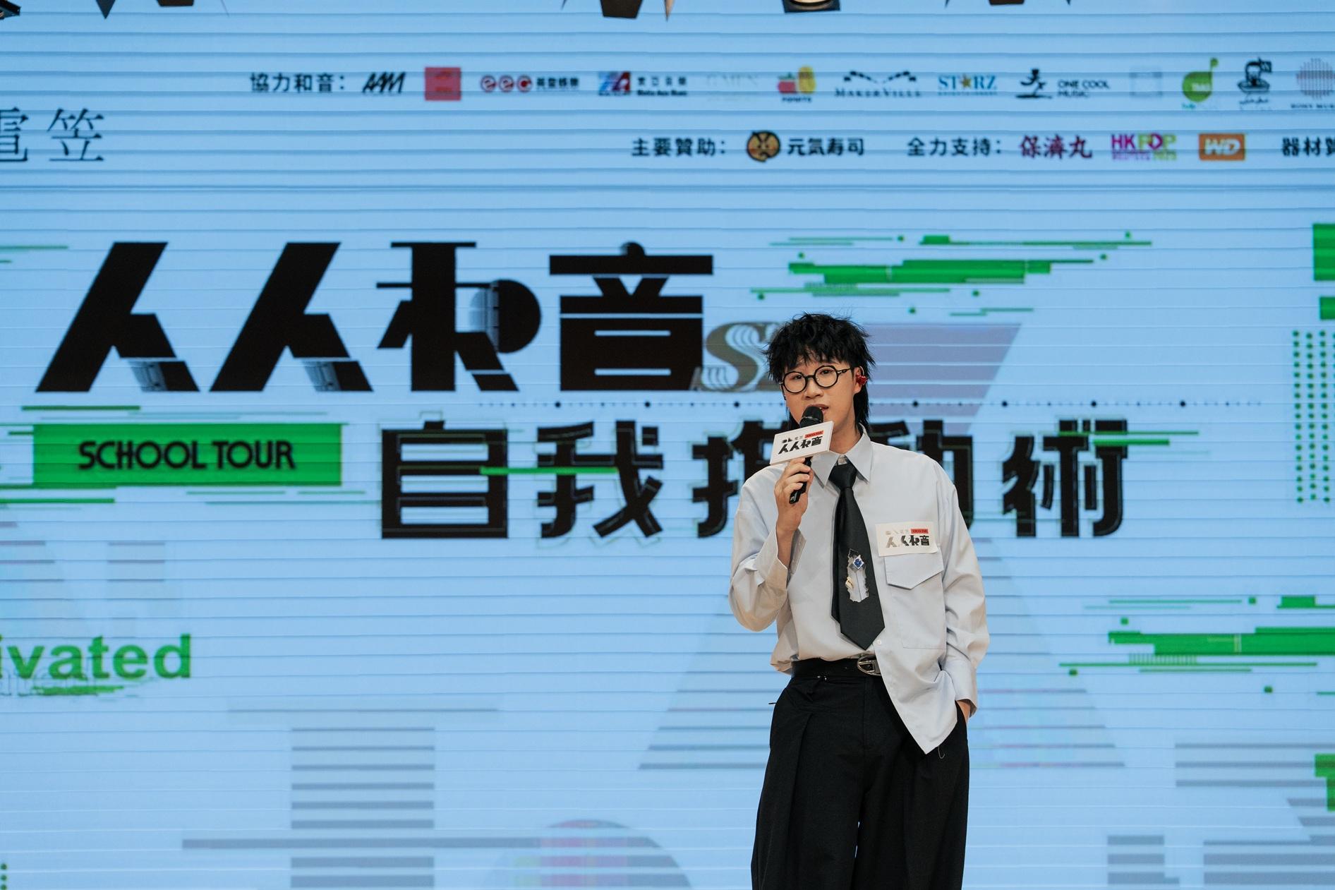 Felix為同學們獻唱,又到台下合照、握手。