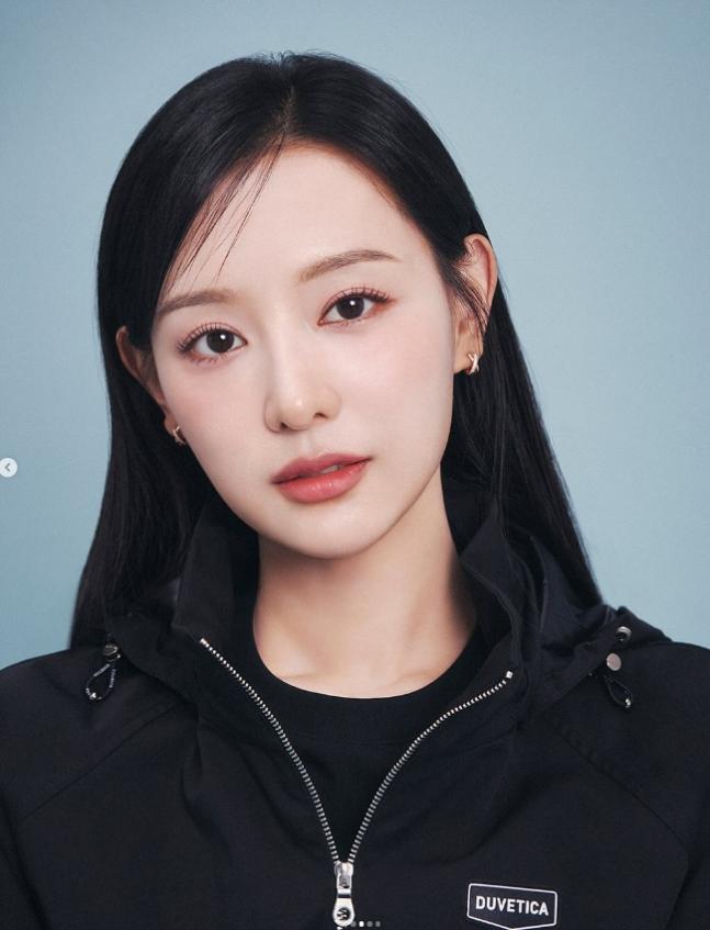 示範DUVETICA春夏裝的金智媛。