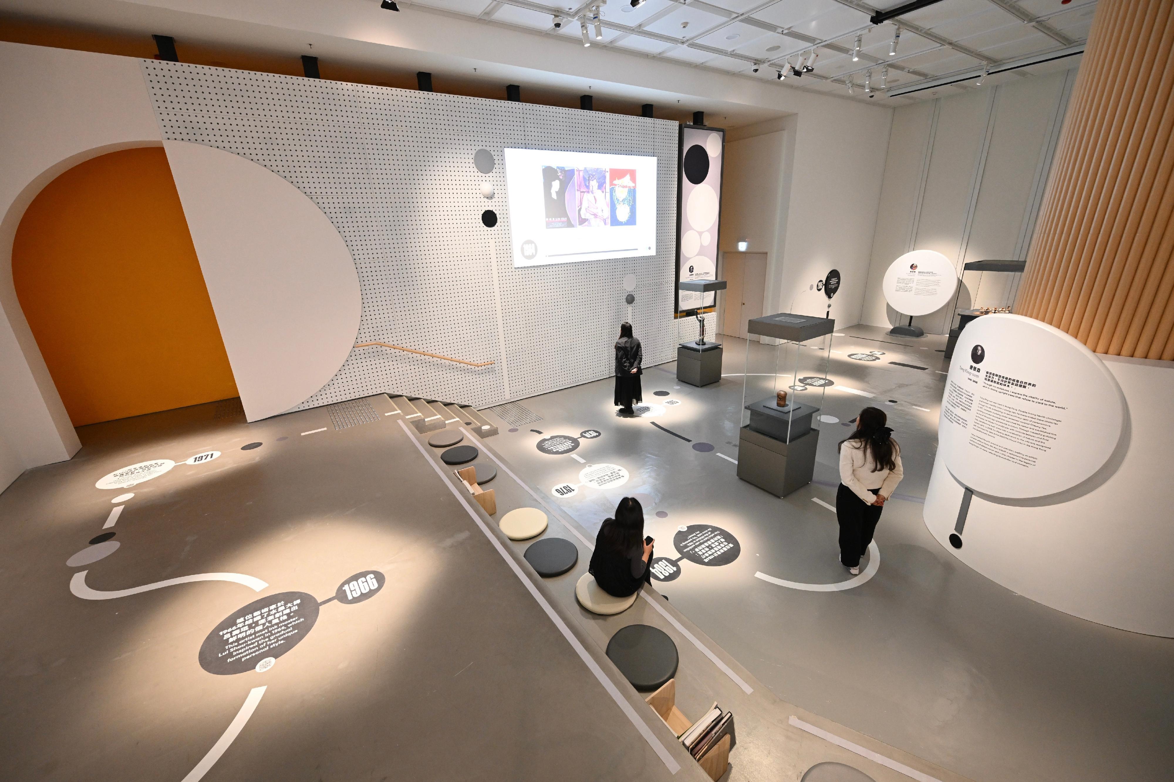 建築設計師蕭健偉與陳樹仁,夥拍平面設計師唐承剛,為展覽精心設計的獨特空間,讓觀眾透過投影及互動方式,發掘藝術家的軼事,認識香港藝術的發展。