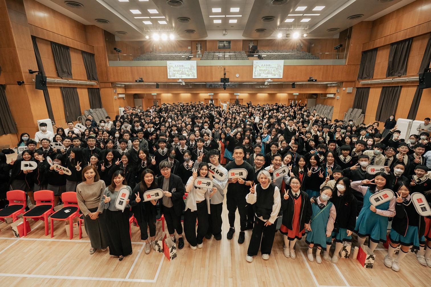 Chantel、Felix及梁兆華,與全體師生合照。