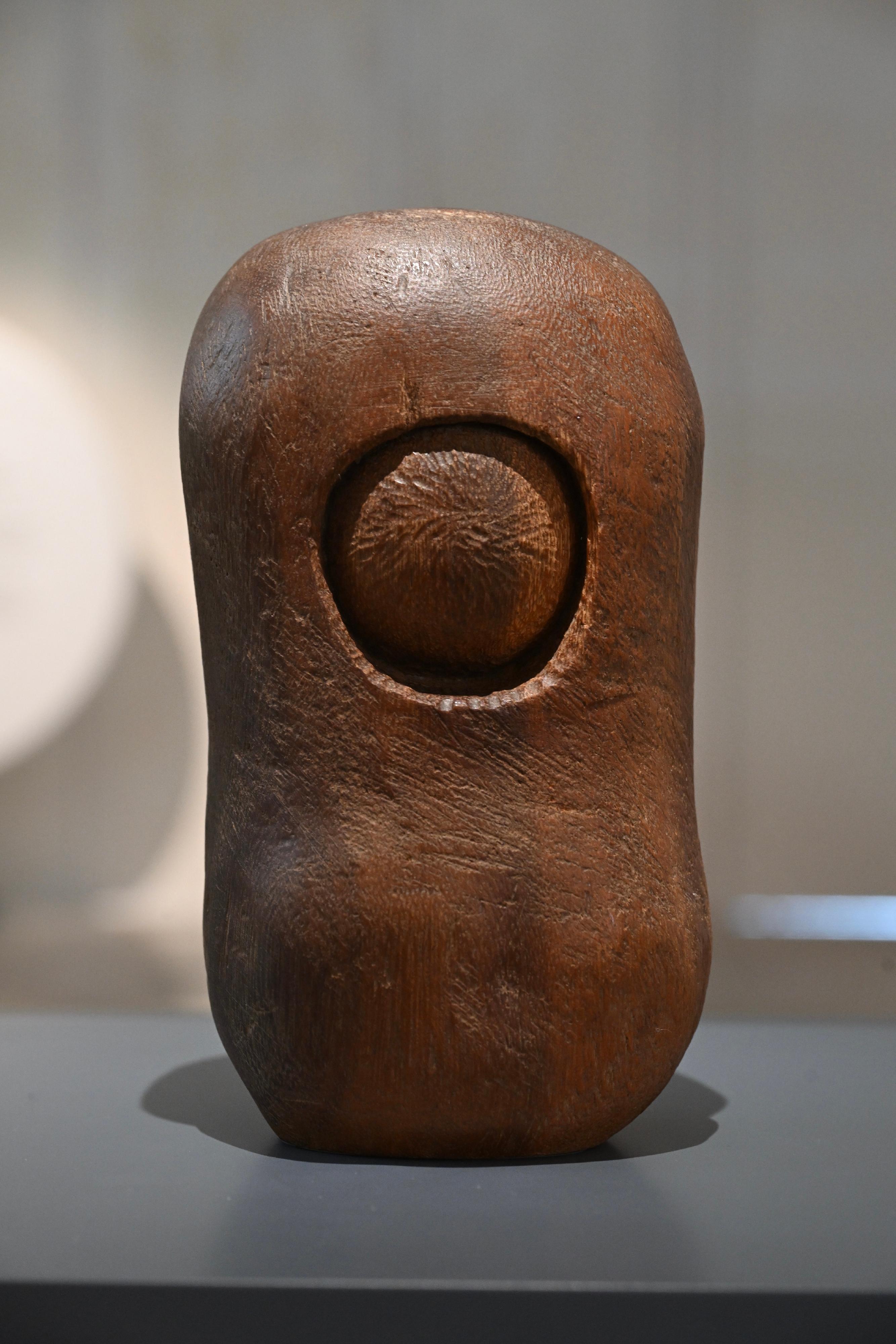 唐景森木雕作品《球》。