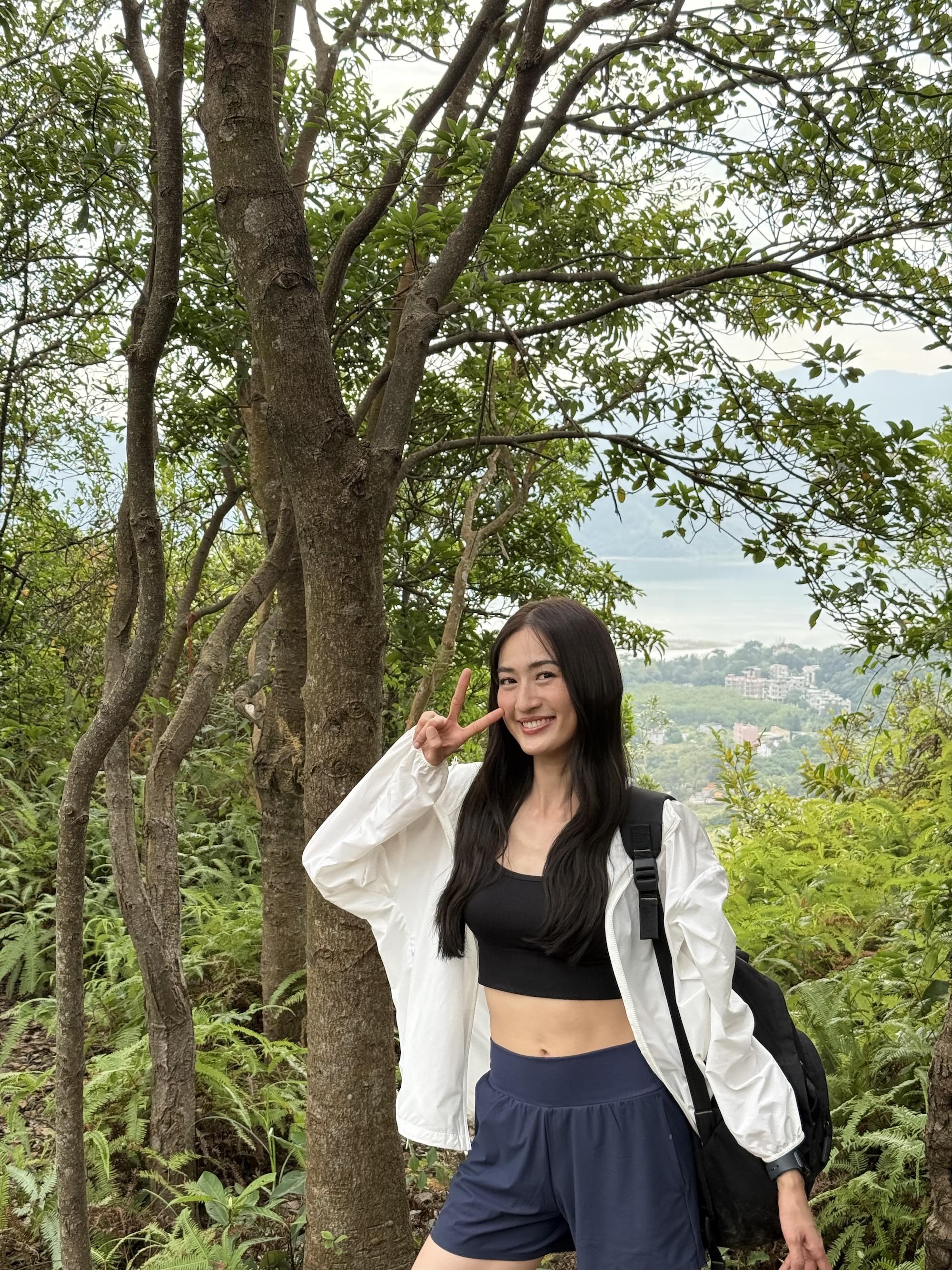 甘莫內仁希熱愛大自然,在山下不停拍片影相留念,表現雀躍。