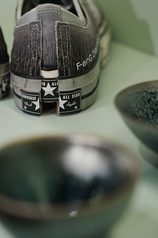 FENG CHEN WANG將建窯陶瓷的獨特裂紋,於CHUCK 70 2-in-1鞋面上呈現。