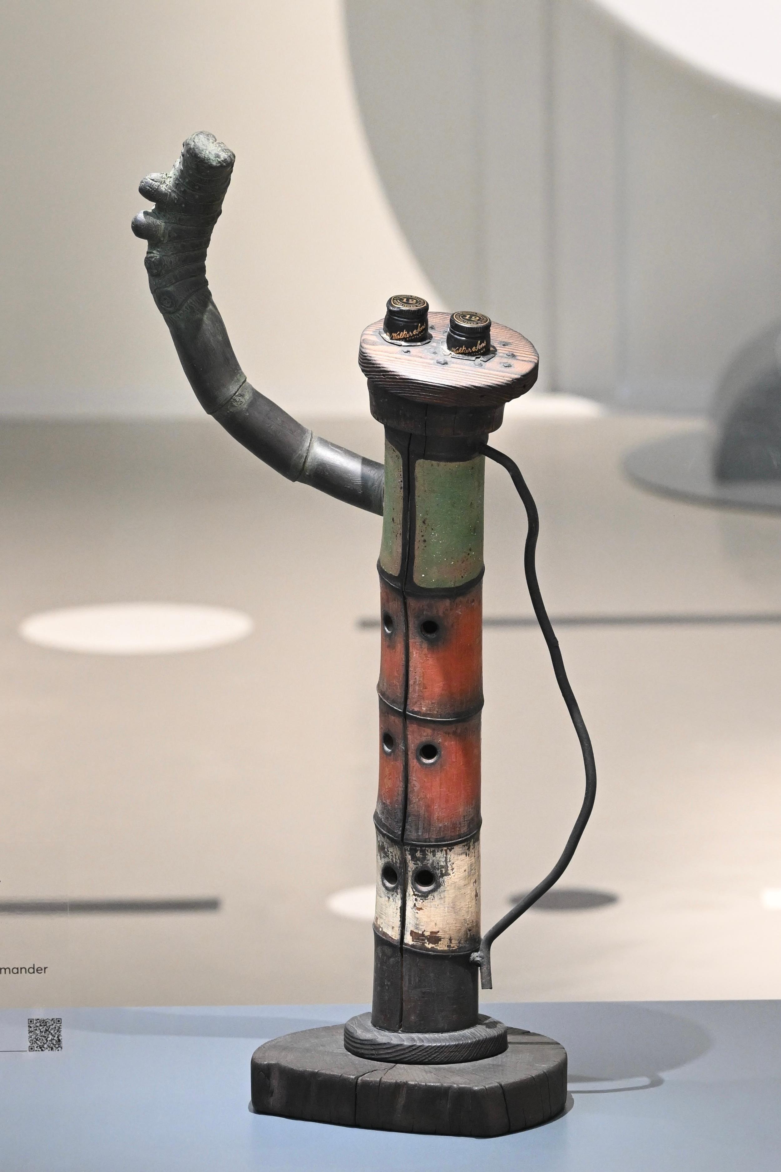 夏碧泉雕塑作品《無兵司令》。