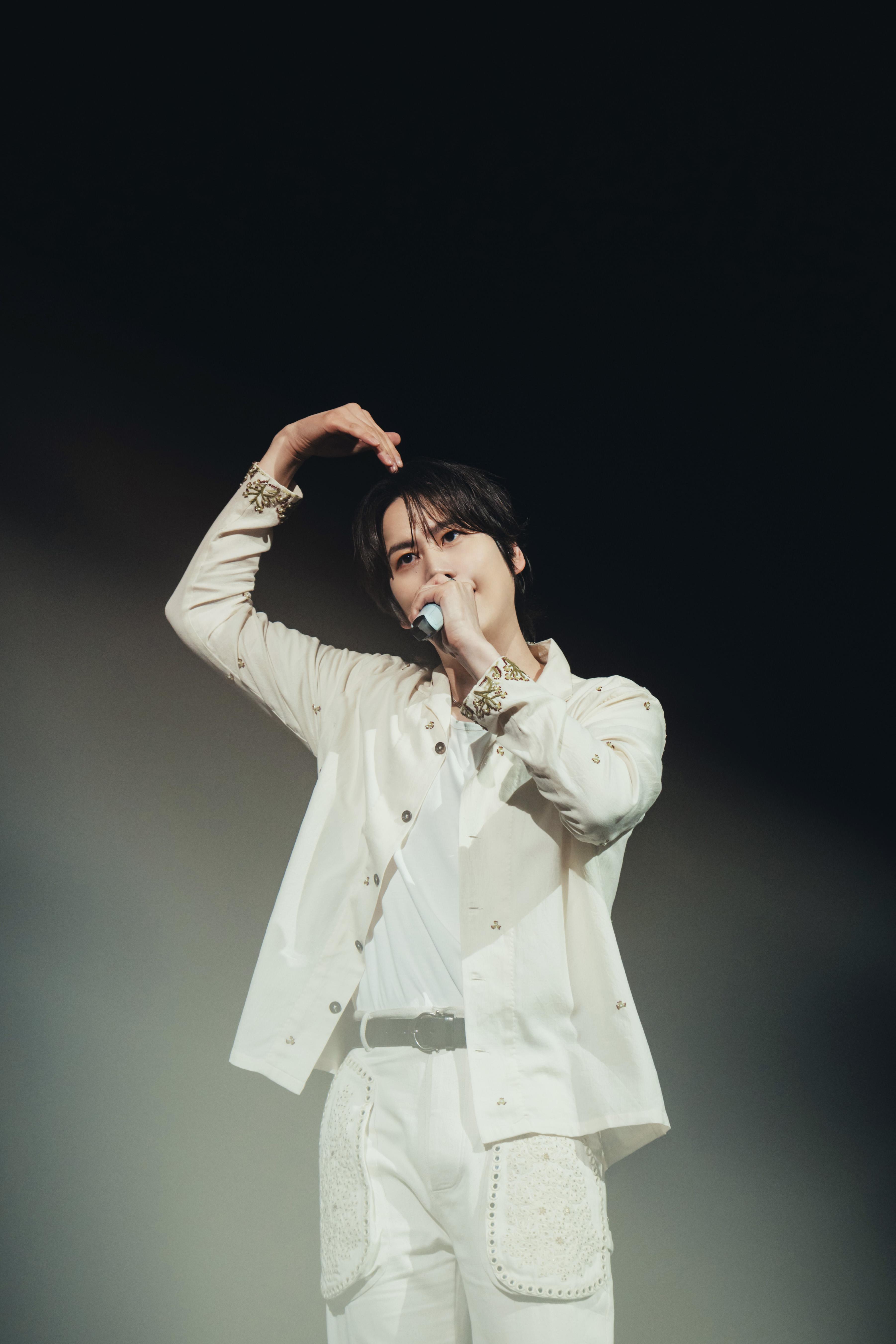 換上白衫的圭賢,唱出《U》、《Sorry, Sorry》、《Devil》和《SUPER Clap》等好歌。