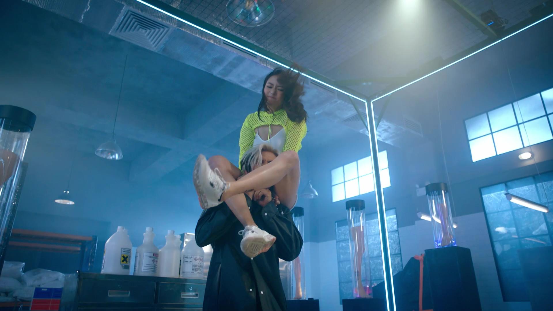 劉穎鏇曬無敵長腿攻擊,使出奪命箍頸較剪腳。